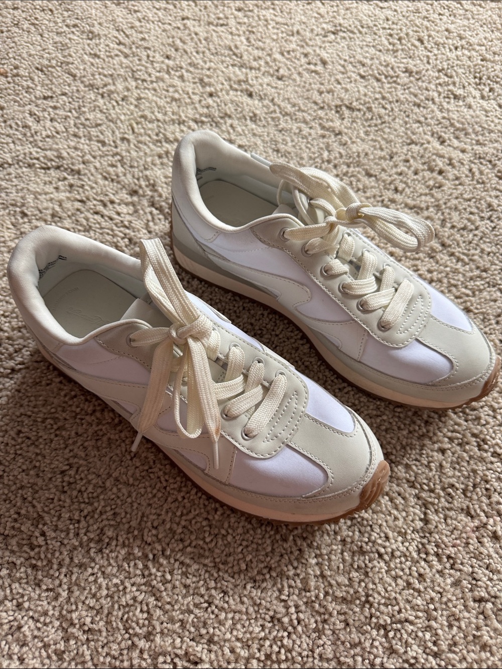 Universal Thread Women's White and Cream Retro Runner Sneakers